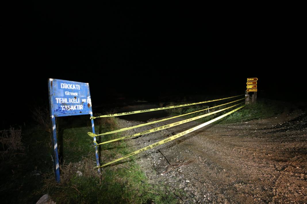 Karamenderes Çayı taştı. Sular altında kalan tarım arazileri dronla görüntülendi 13